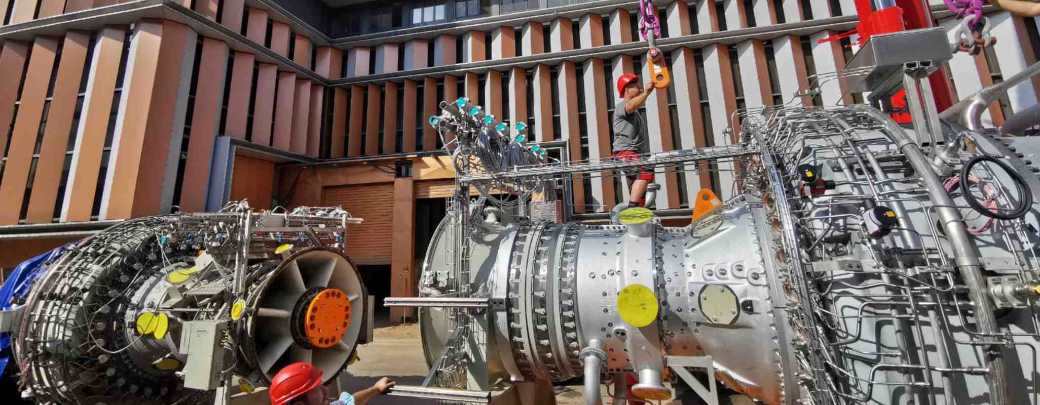 Automatisierte Montagezelle mit Robotik-Steuerung und Sicherheitstechnik