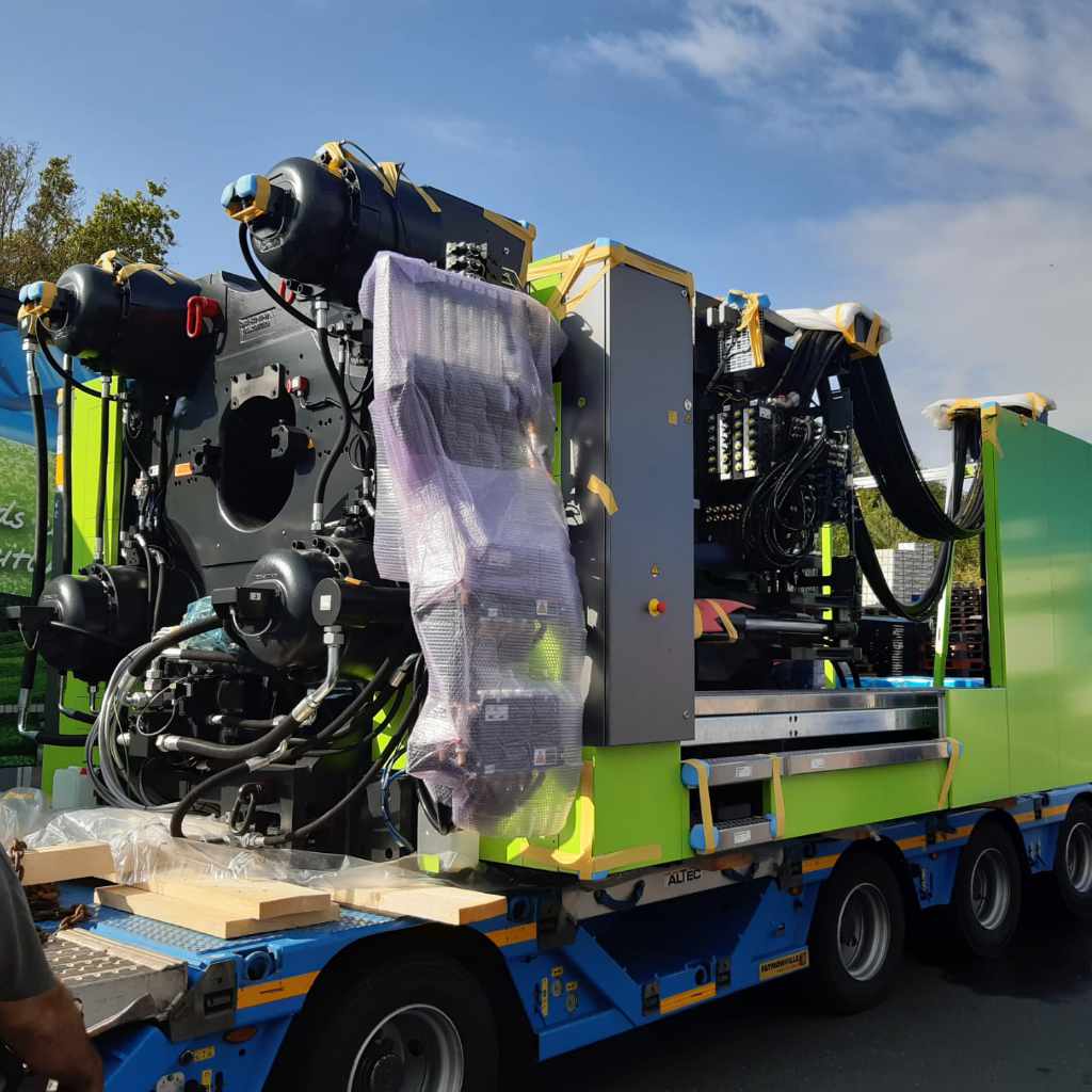 Spritzgießmaschine, transportgesichert auf einem Tieflader