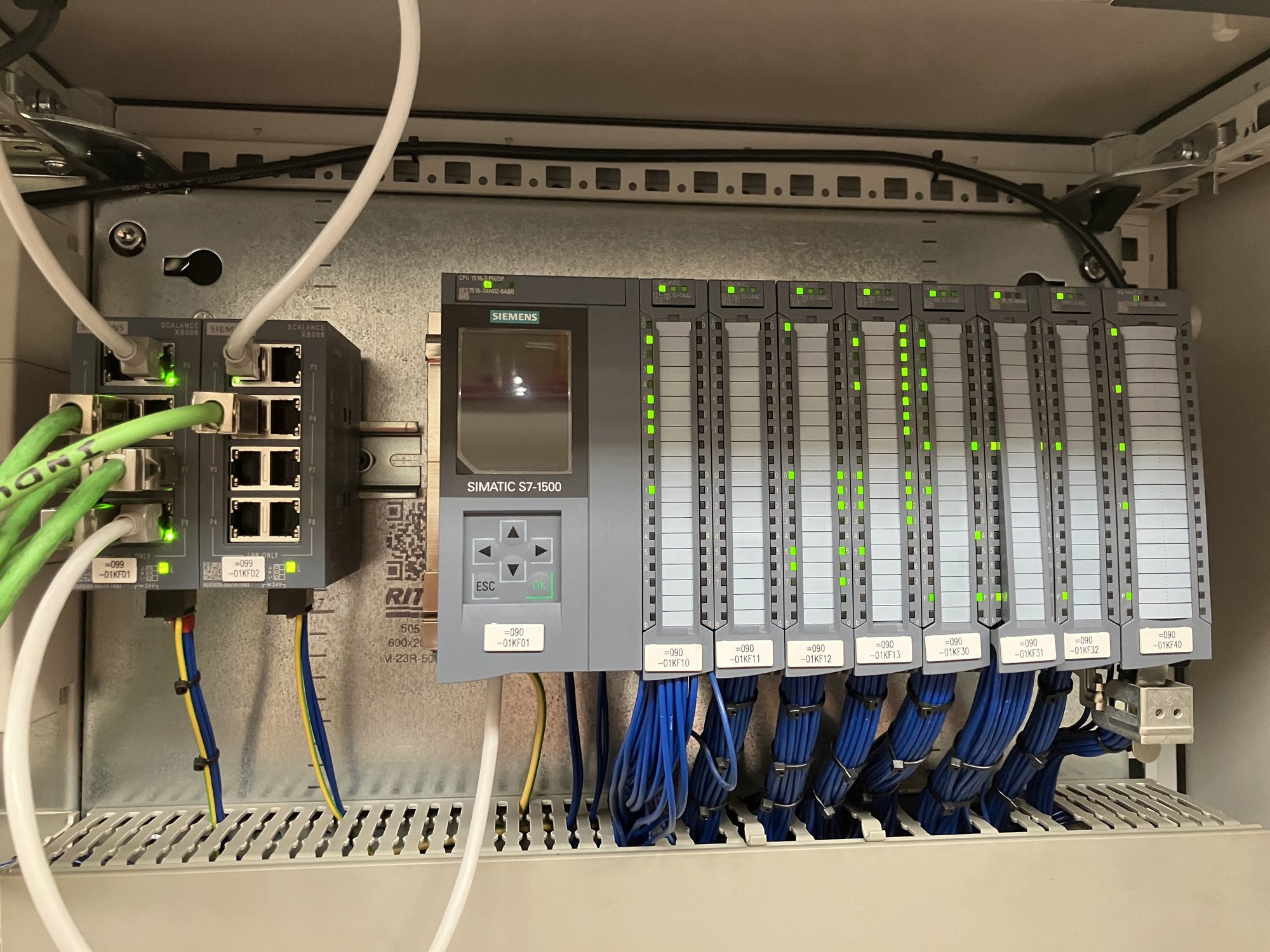 Speicherprogrammierbare Steuerung mit Netzwerk-Switches in einem Schaltschrank